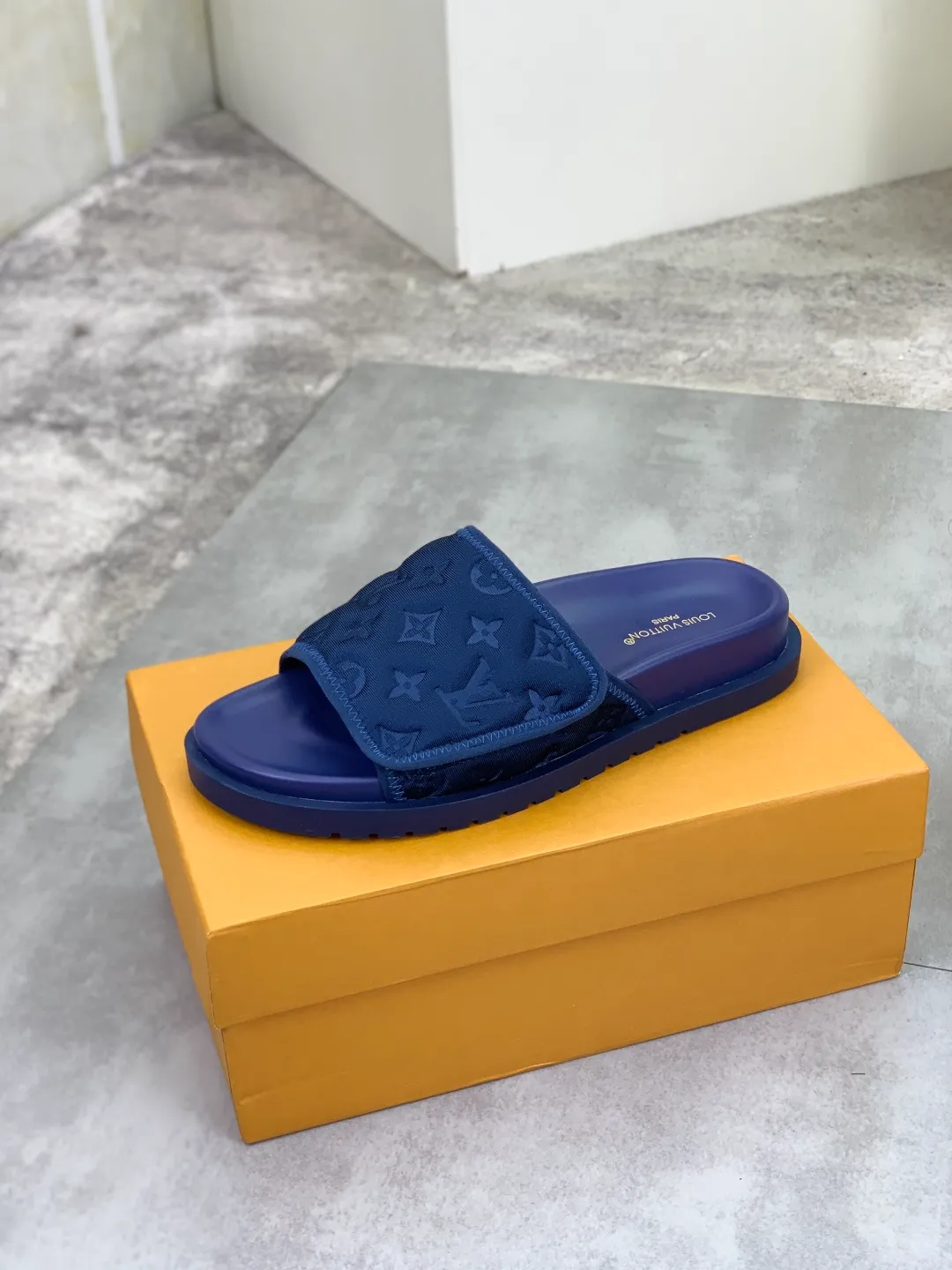 Men's shoes 💰P320 💰[New style]🆘 Original quality [LOUIS VUITTON] The popular Louis Vuitton LV men's slippers on the official website are on sale simultaneously! Original fabric imported from Italy, original factory special supply, code number: 38-44 (45 customized), many colors available